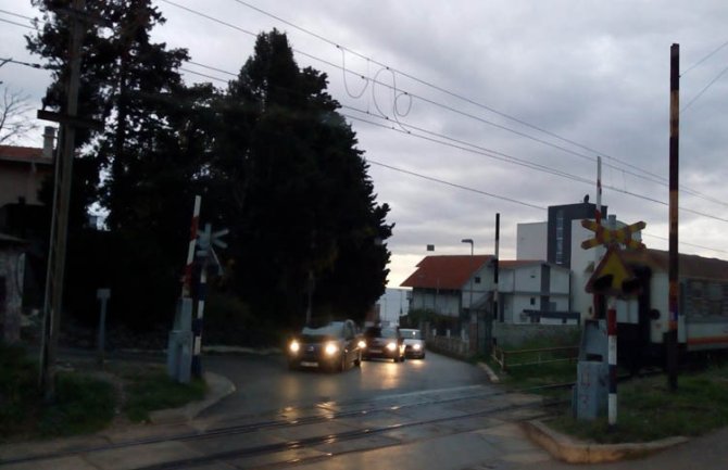 Bar: Muž i žena umalo stradali na pruzi