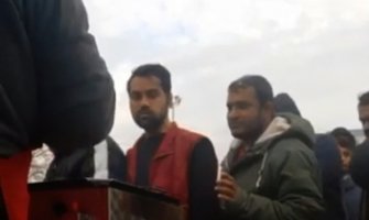 Mesar Mevludin iz BIH spremao roštilj za promrzle migrante(VIDEO)