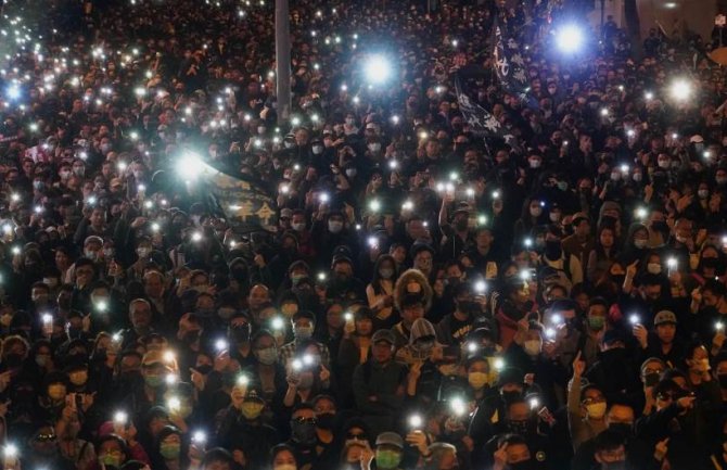 Hongkong: Stotine hiljada demonstranata u povorci od dva kilometra