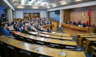 Kažnjenim poslanicima zbog opomena plate manje i do 570 eura