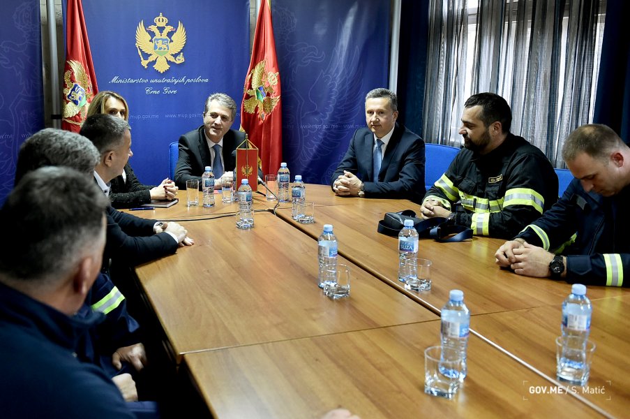 492070951435402803b5bo