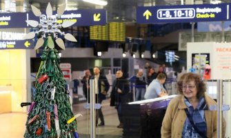 Originalna božićna jelka na aerodromu: Od zaplijenjenih noževa i makaza