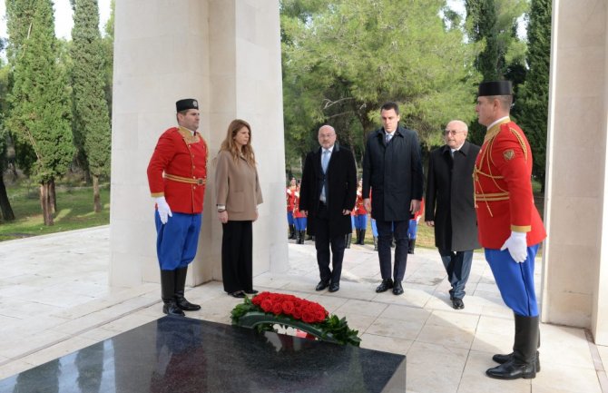 Delegacija Glavnog grada položila vijence na Spomenik Partizanu borcu na Gorici