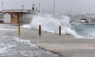 Nevrijeme pogodilo Hrvatsku: Hvar odsječen, grad padao pola sata, intervenisali vatrogasci(VIDEO)