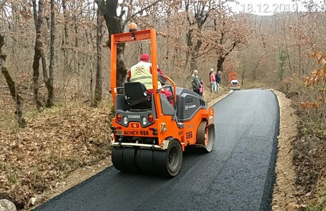 Asfaltiran put od manastira Morača do Bara Radovića