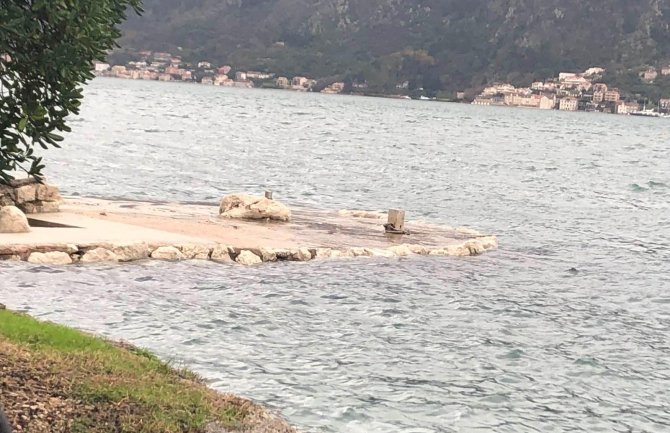 Obilne padavine i plima poplavili dijelove Kotora(VIDEO)