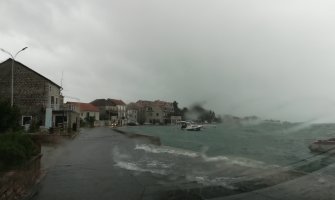 Poplavljeni putevi na primorju, zastrašujući snimci vožnje kroz Platije (VIDEO)