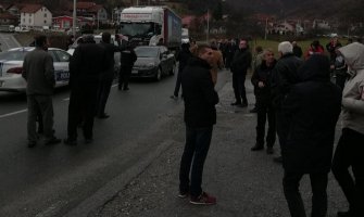 Građani blokirali put Berane-Bijelo Polje, kilometarske kolone