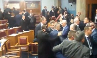 Incidenti u Parlamentu: Pokušaj fizičkog obračuna, bačena petarda, poslanici DF-a sprovedeni u policiju(VIDEO)