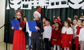 Zaposleni Ministarstva prosvjete uručili poklone đacima