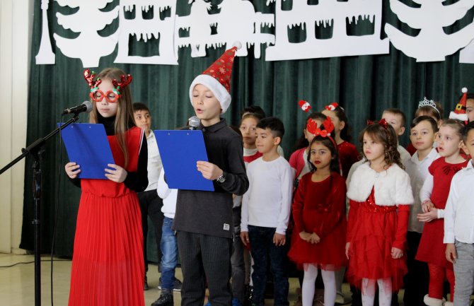 Zaposleni Ministarstva prosvjete uručili poklone đacima