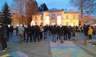 Oko hiljadu građana Berana prošetalo od centra do manastira Đurđevi stupovi u znak protesta
