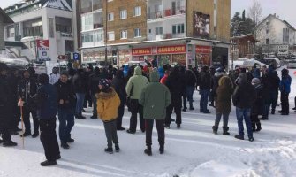 Žabljačani su u znak protesta blokirali centar grada, razišli se nakon 20 minuta (VIDEO)