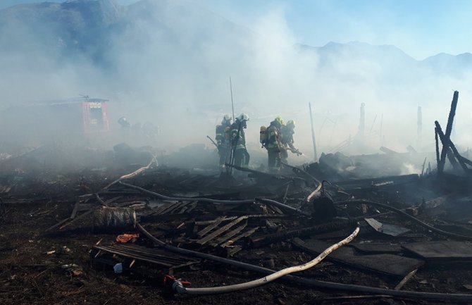 Tragedija u Tivtu: Požar zahvatio baraku, stradalo dijete (FOTO)