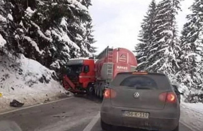 Teška nesreća u BIH: Dvije osobe poginule, jedna teško povrijeđena