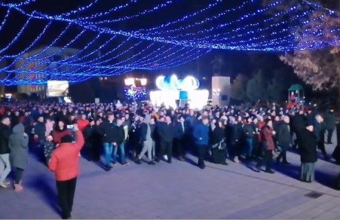 U više cg gradova i večeras šetnje predvođene sveštenstvom 