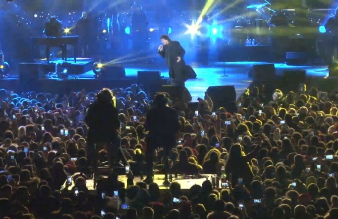 Desetine hiljada ljudi dočekalo Novu godinu ispred zidina Starog grada u Budvi