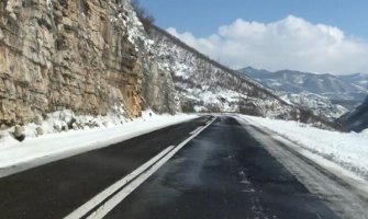 Oprezno vozite, na putevima na sjeveru poledica