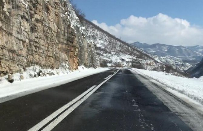 Oprezno vozite, na putevima na sjeveru poledica