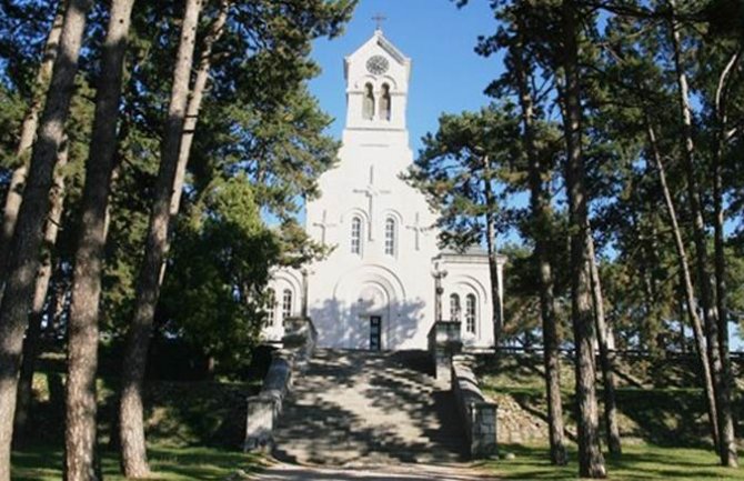 Uhapšen Nikšićanin, izvrijeđao sveštenika pa jednog udario pesnicom