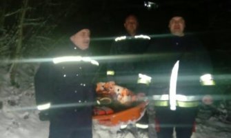 Uspješna akcija bjelopoljskih vatrogasaca,  bolesnu ženu na nosilima nosili niz Obrov do vozila 