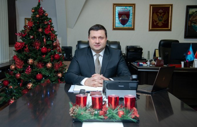 Smolović: Dan Hristovog rođenja podsjeća da su uzajamo poštovanje, solidarnost i zajedništvo temeljne vrijednosti na kojima moramo graditi budućnost