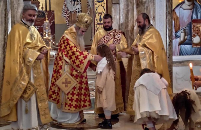 Božićna liturgija u Podgorici, hiljade vjernika na pričešću 