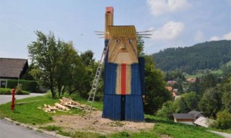 Spaljena Trampova statua u Sloveniji