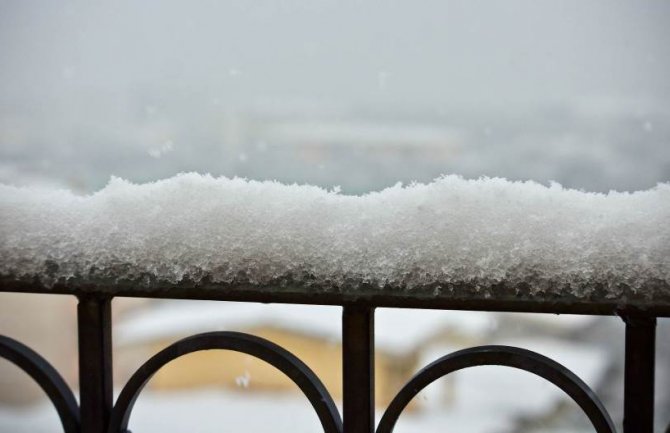 Na sjeveru snijeg, na jugu kiša, prestanak padavina krajem dana i tokom noći