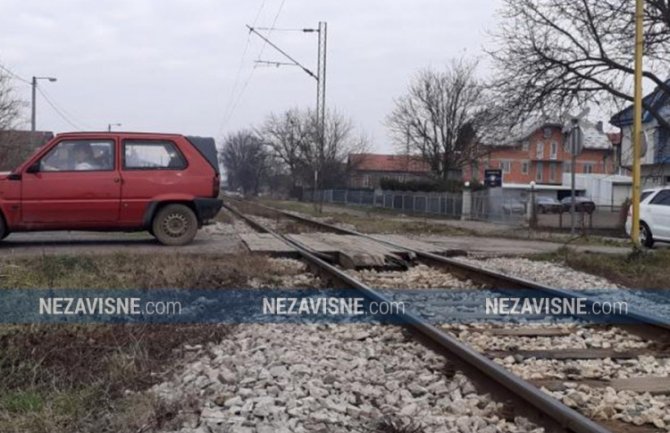 Banjaluka: Voz naletio na automobil, poginula djevojka, vozač u teškom stanju