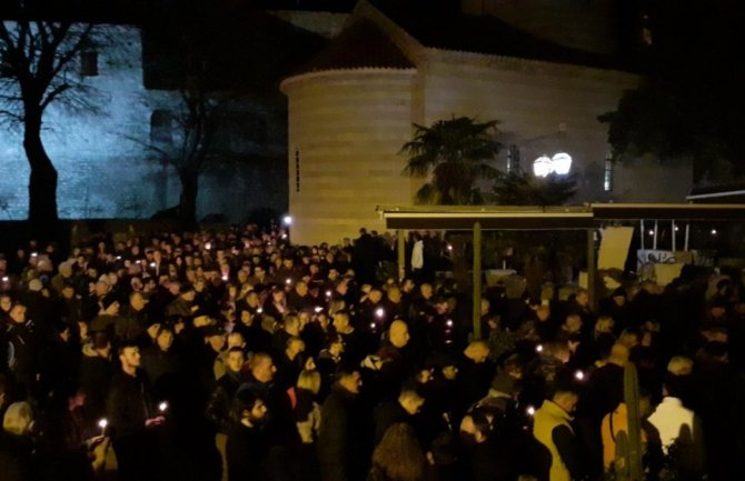 VIše hiljada Budvana večeras na molebanu i litiji