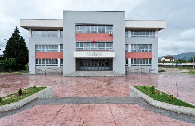 Osnovac sa govornom manom prebio učenika koji mu se rugao