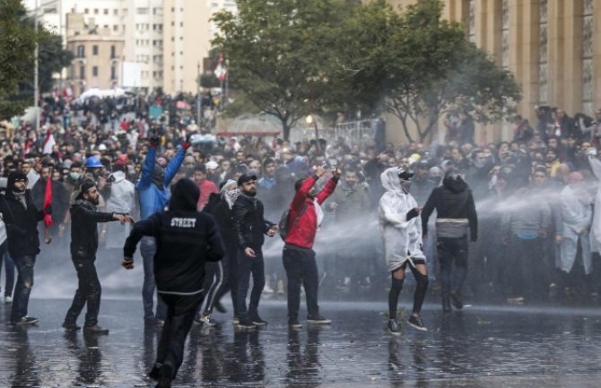 Nemiri u Libanu: U sukobu policije i demonstranata povrijeđeno 400 osoba