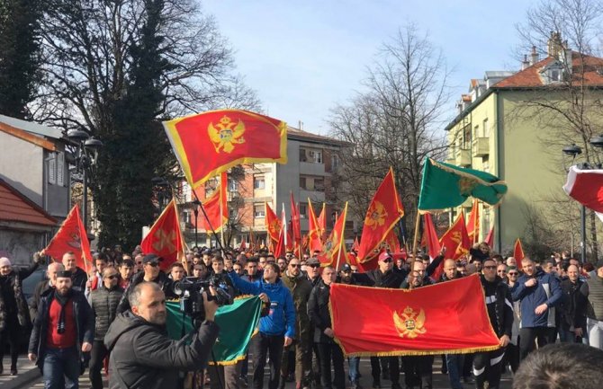 Završena šetnja protiv najavljene litije: Cetinje niti drugačije zna niti umije (VIDEO)