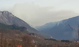 Požar u nikšićkoj Župi  gase i avioni MUPa, vatra prijeti kućama