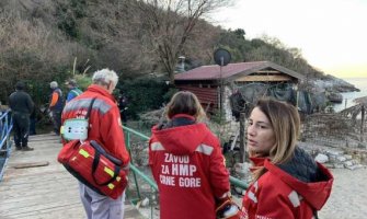 Pokušao da se zapali zbog rušenja plažnog bara, pa skočio u more i udario glavom u stijenu