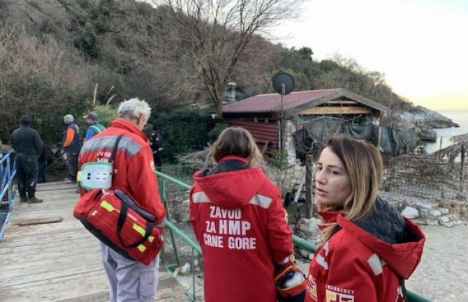 Pokušao da se zapali zbog rušenja plažnog bara, pa skočio u more i udario glavom u stijenu