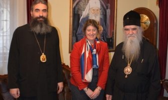 Ambasadorka Kemp cijeni miran način na koji učesnici  litija izražavaju svoj stav, dijalogom do rješenja