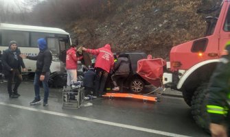 Četiri osobe povrijeđene u sudaru automobila i autobusa na Crkvinama