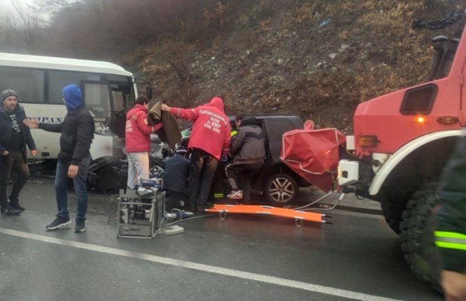 Četiri osobe povrijeđene u sudaru automobila i autobusa na Crkvinama