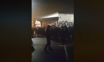 Zlatica: Komunalna došla da prefarba trobojku, grupa momaka napravila haos (VIDEO)