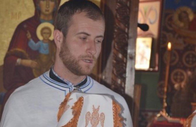 Otac Nikola poručio vjernicima: Ne nosite zastave na litijama
