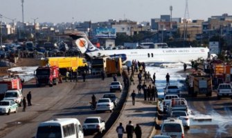 Avion sa 150 putnika skliznuo sa piste i izletio na ulicu (VIDEO)