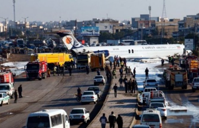 Avion sa 150 putnika skliznuo sa piste i izletio na ulicu (VIDEO)