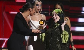 Pop pjevačica Bili Ajliš osvojila pet nagrada, odata počast Kobiju Brajantu (VIDEO)