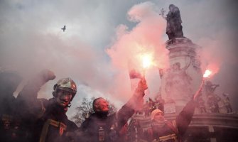 Vatrogasci i pripadnici policije sukobili su se tokom protesta u Parizu