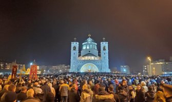 Vlada pozdravila odluku Mitropolije da obustavi javna okupljanja