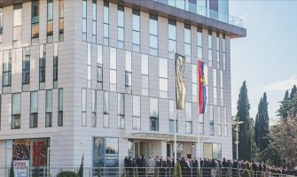 DN: Srpske kuće u Crnoj Gori okreću milione 