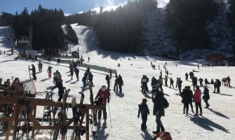 Turiste voze motornim sankama, nude im rafting, šetnju krpljama, vožnju biciklima za snijeg...