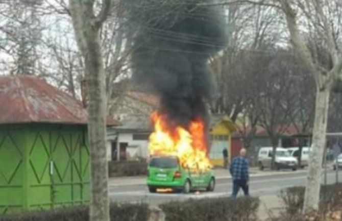Eksplodirala plinska boca u taksiju, vozač izletio iz automobila